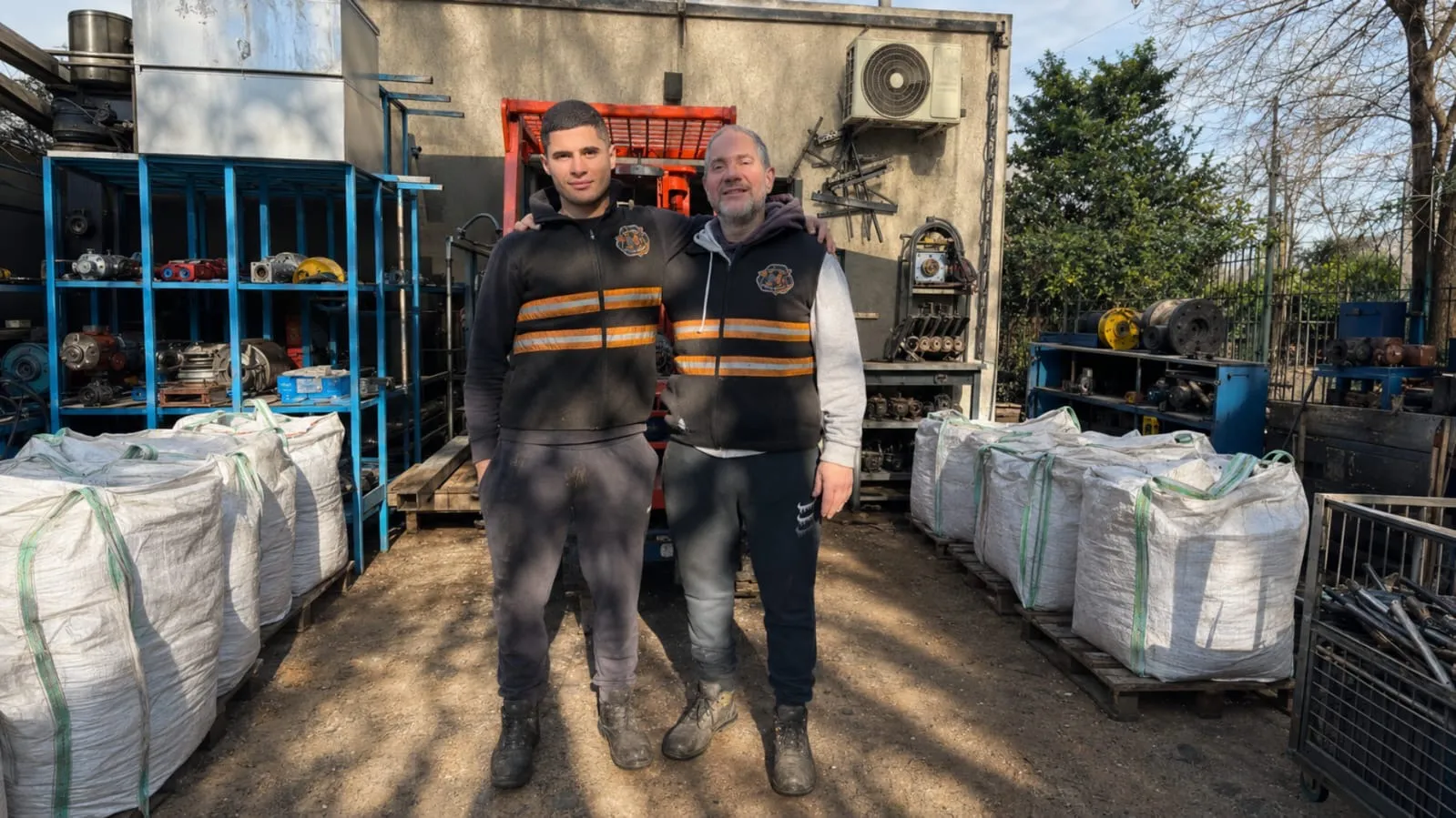 Equipo de Marcos Metales en el depósito de El Talar de Pacheco
